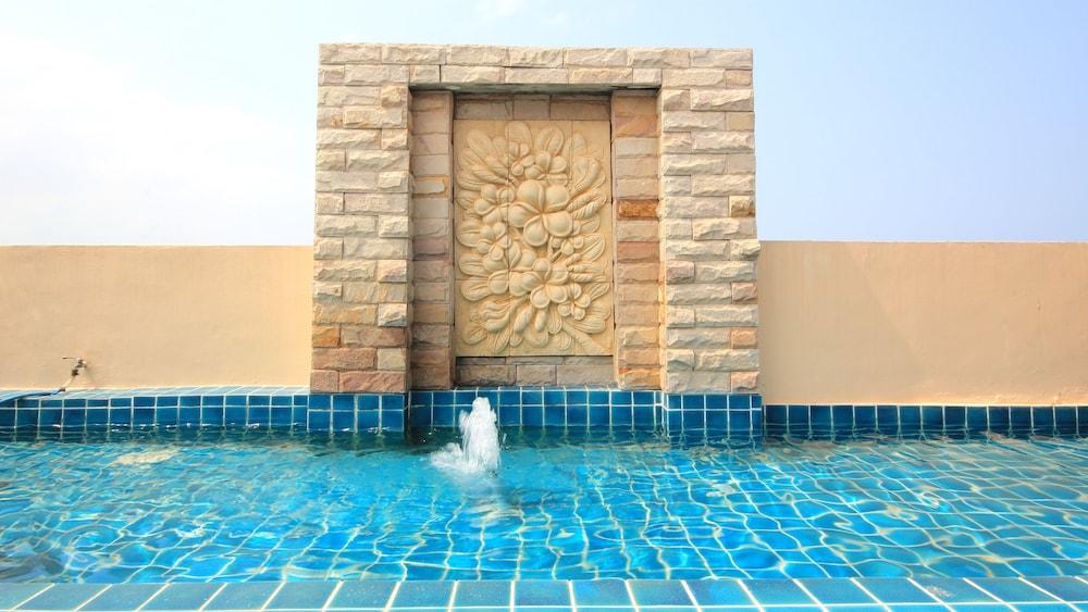 Aiyara Palace Pattaya Luaran gambar A wall fountain